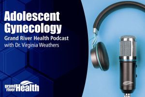 Podcast microphone with headphones